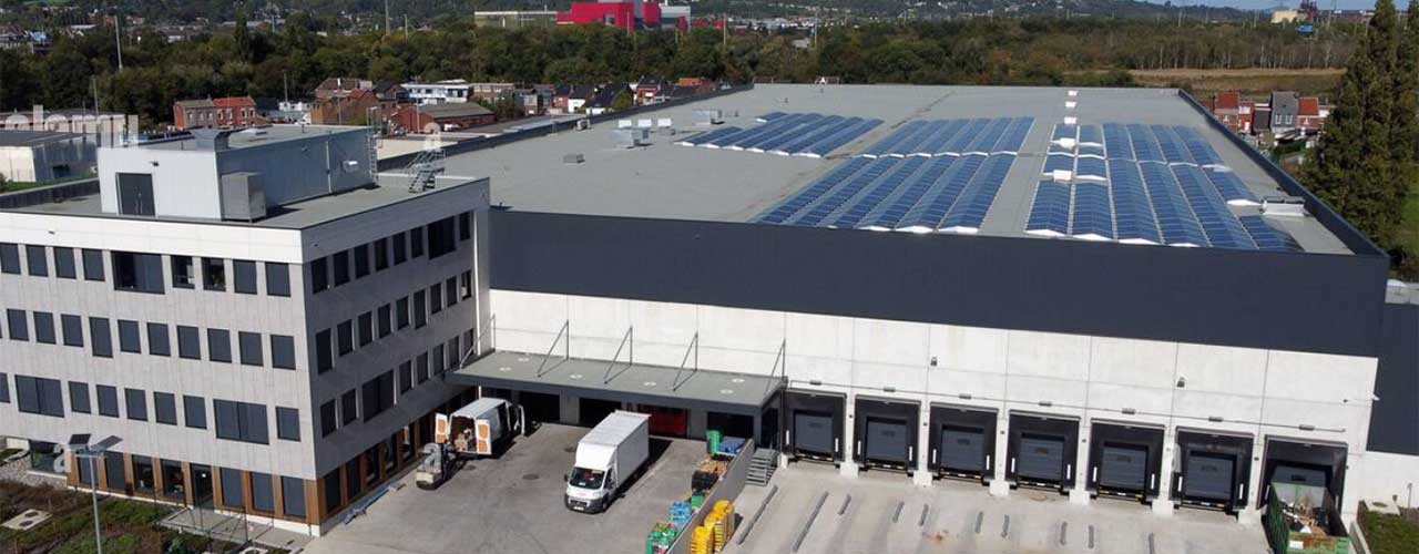 NEWPHARMA s'appuie sur un centre de distribution automatisé de 30 000 m², opérationnel depuis 2022, avec la moitié de ses préparations de commandes transitant par la zone robotisée SCALLOG de 1 500 m²